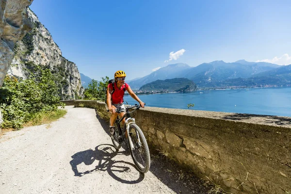 해돋이에 산악 자전거를 타는 여자 — 스톡 사진