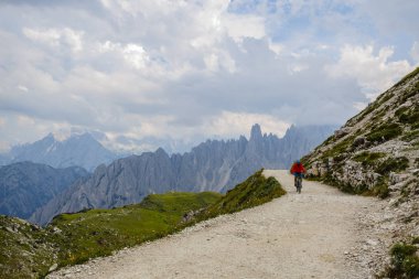 bisikletçi binme dağ bisikleti izinde
