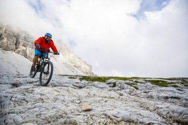 bisikletçi binme dağ bisikleti izinde