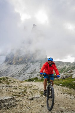 bisikletçi binme dağ bisikleti izinde
