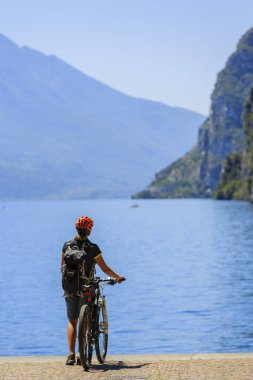 Dağ bisikleti kadına gündoğumu 