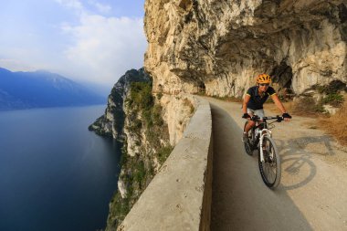 Dağ bisikleti kadına gündoğumu 