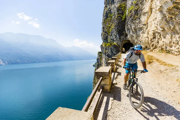 Mountain biking on Lake Garda — Stock Photo, Image