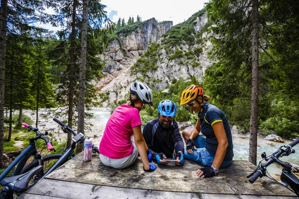 Семейные велосипедные прогулки в горах — стоковое фото