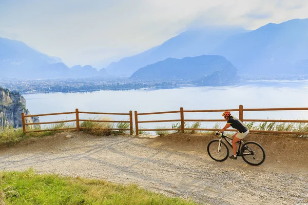 Bicicleta de montaña mujer al amanecer — Foto de Stock