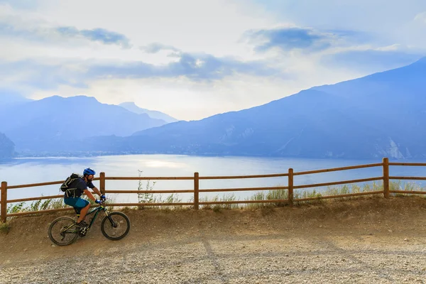 Hegyi kerékpározás a Garda-tó — Stock Fotó