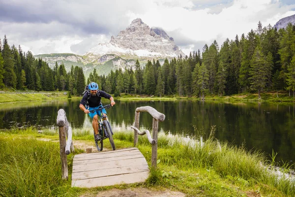 Horská cyklistika v Dolomitech — Stock fotografie