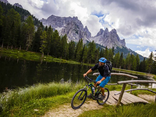 Mountainbiken in de Dolomieten — Stockfoto
