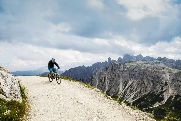 Ciclista andar de bicicleta de montanha na trilha — Fotografia de Stock