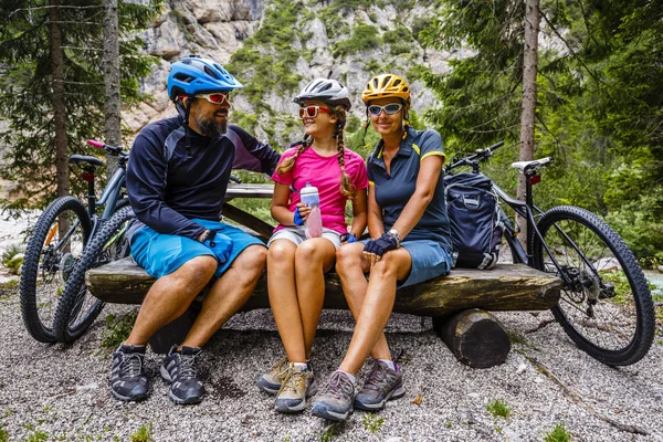 家族の自転車に乗る山 — ストック写真