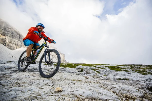 Cycliste vélo de montagne sur le sentier — Photo