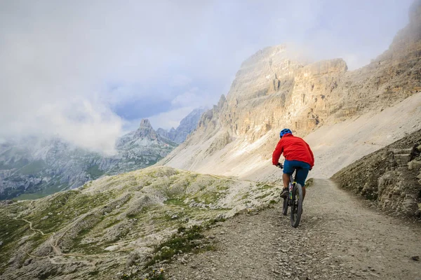 Cyclist riding mountain bike on trail — Stock Photo, Image