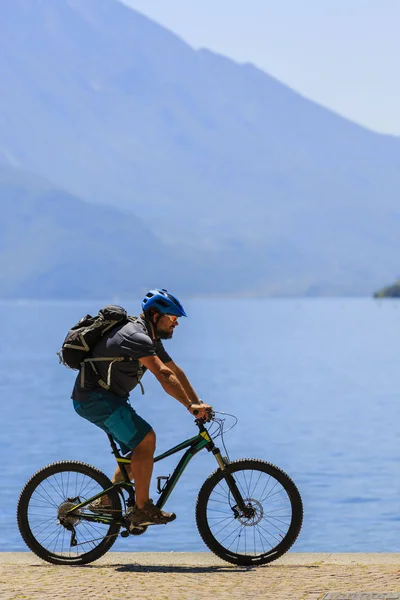 Mountainbiken over het Gardameer — Stockfoto