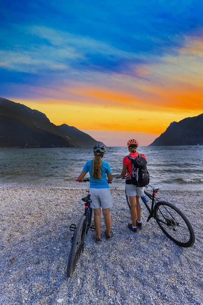 山の自転車に乗る女性と若い女の子 — ストック写真