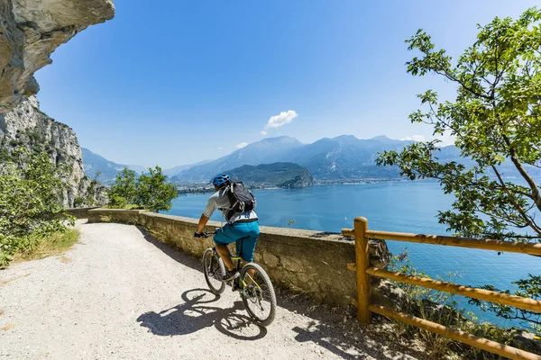 Mountain biking on Lake Garda — Stock Photo, Image