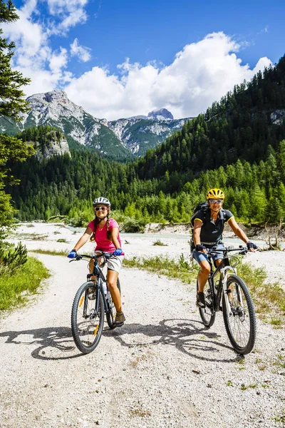 Гірський велосипед жінка і молода дівчина — стокове фото