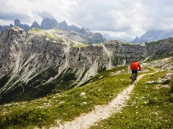 Fietser paardrijden mountainbike op trail — Stockfoto