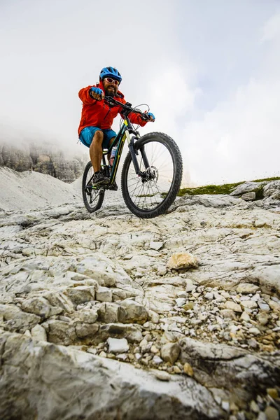 Cycliste vélo de montagne sur le sentier — Photo