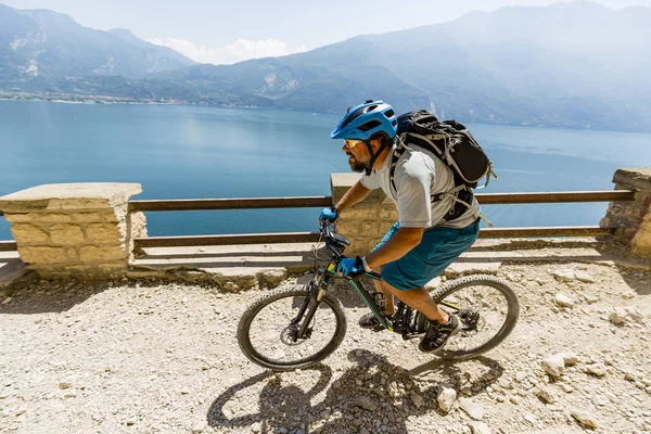 Гірський велосипед на березі озера Гарда — стокове фото