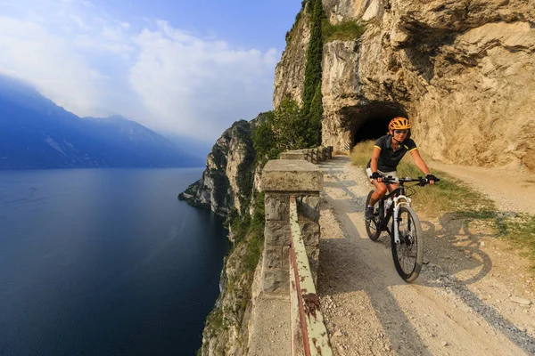 Dağ bisikleti kadına gündoğumu — Stok fotoğraf