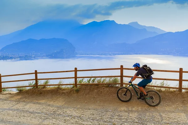 Ciclismo de montaña en el lago de Garda —  Fotos de Stock