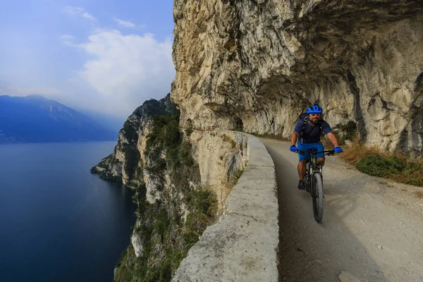 Montanha homem de bicicleta — Fotografia de Stock