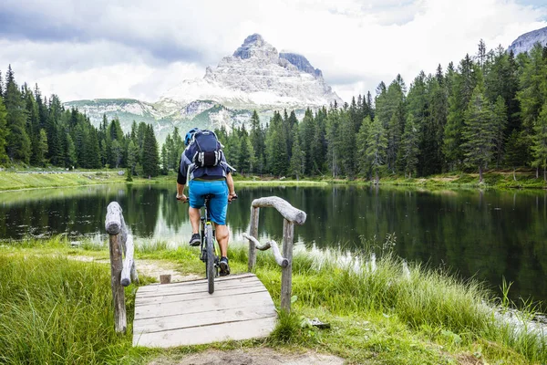 Mountainbiken in de Dolomieten — Stockfoto