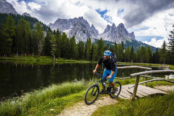 Bicicleta de montaña en Dolomitas —  Fotos de Stock