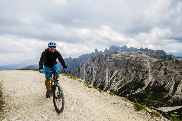 Ciclista in mountain bike sul sentiero — Foto Stock