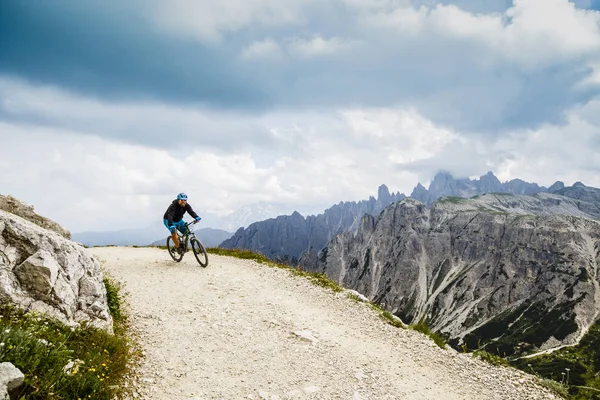 Cyclist riding mountain bike on trail — Stock Photo, Image