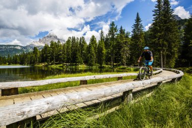 Bisikletçi binme dağ bisikleti Dolomites içinde
