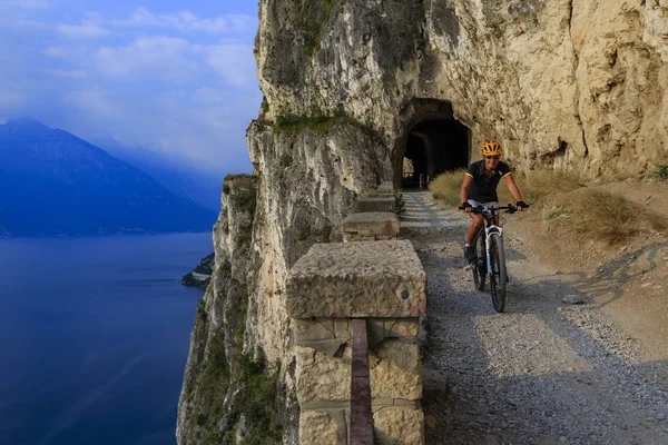 Femme VTT au lever du soleil — Photo