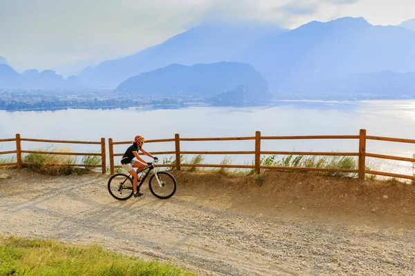 日の出山の自転車に乗る女性 — ストック写真