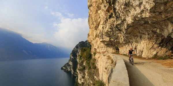 En fjellsyklist ved Lake Garda. – stockfoto