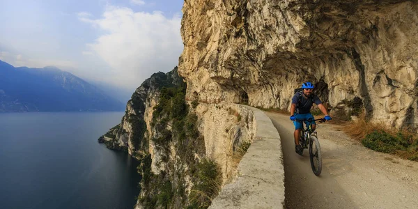 Dağ bisikleti adamı Garda Gölü üzerinde — Stok fotoğraf