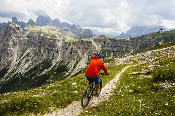 Bicicleta de montanha ciclista em Dolomites — Fotografia de Stock