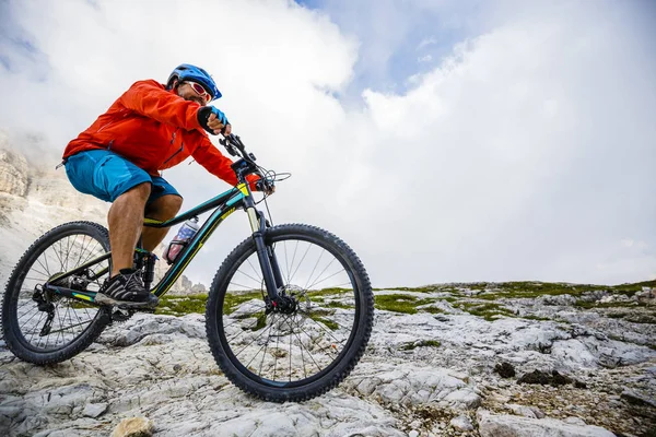 Cycliste VTT dans les Dolomites — Photo