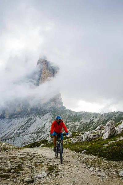 Bicicleta de montanha ciclista em Dolomites — Fotografia de Stock