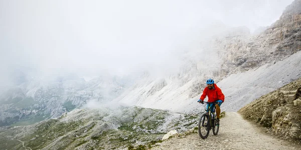 Ciclista montando en bicicleta de montaña en Dolomitas — Foto de Stock