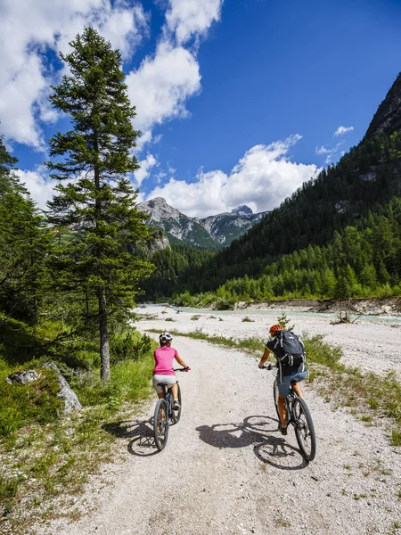 산 자전거를 타는 여자와 젊은 여자 — 스톡 사진