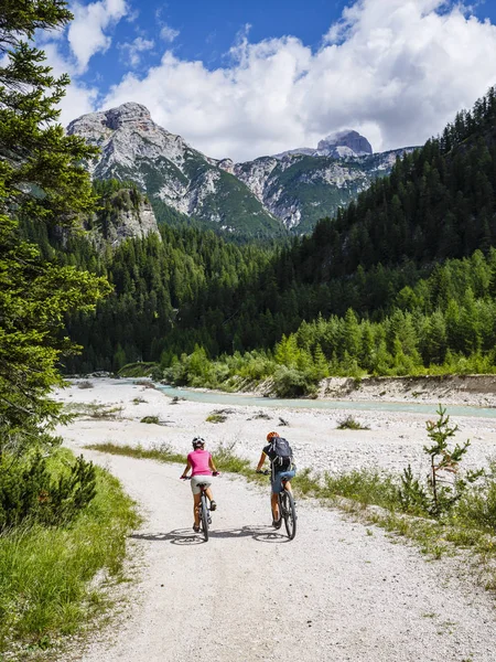 Mountain biking woman and young girl — Stock Photo, Image