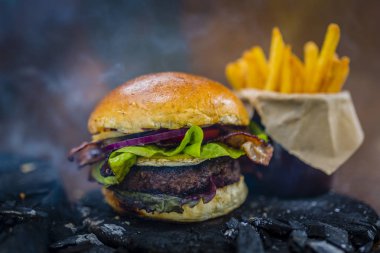 Marul, lezzetli füme ve ızgara biftek burger peynir ve olmak