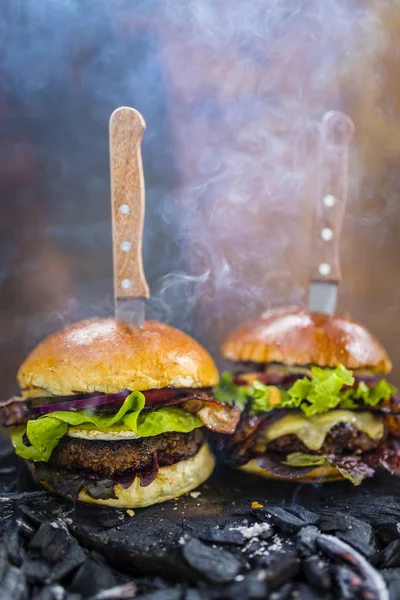 Sabroso ahumado y asado hamburguesa de ternera con lechuga, queso y ser — Foto de Stock