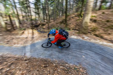 Erken ilkbaharda dağ orman l üzerinde Bisiklete binmek Mountainbiker