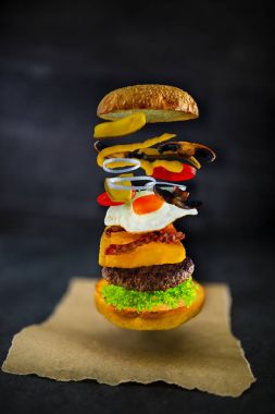 Kağıt w lezzetli ızgara biftek burger marul ve yumurta hizmet