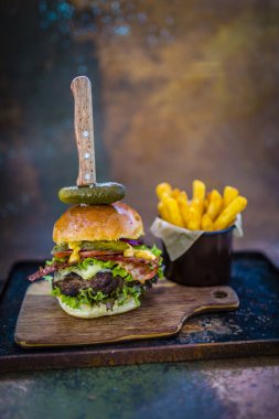 Lezzetli ızgara biftek burger ıspanak marul ve mavi peynir s