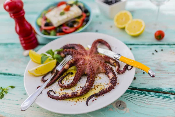 Placa de pulpo a la parrilla con ensalada griega y vino blanco —  Fotos de Stock