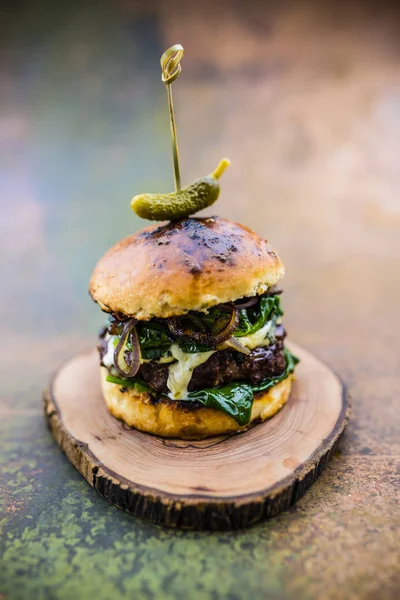 Sabrosa hamburguesa a la brasa con lechuga de espinacas y queso azul —  Fotos de Stock