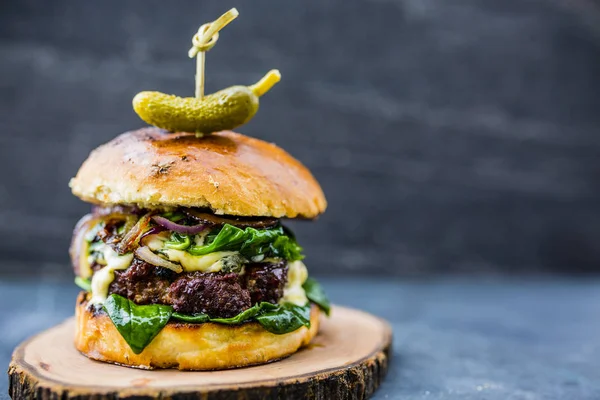 Chutné grilované hovězí burger s špenát salát a nivou s — Stock fotografie