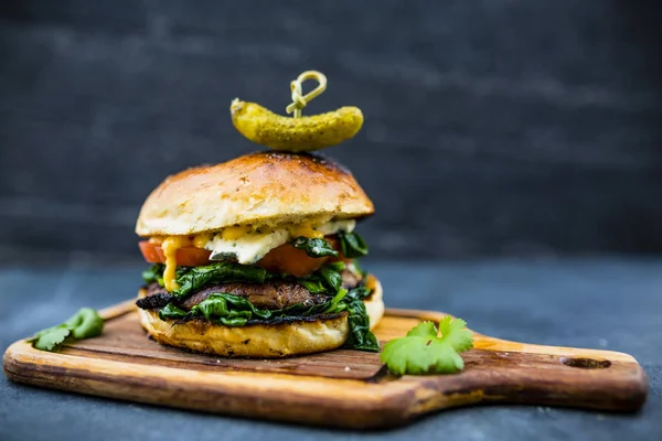 Hambúrguer de Champignon vegetariano grelhado saboroso com alface de espinafre — Fotografia de Stock